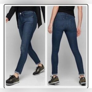 Athleta Sculptek skinny dark wash style 338322
Waist measures 28”
Discontinued